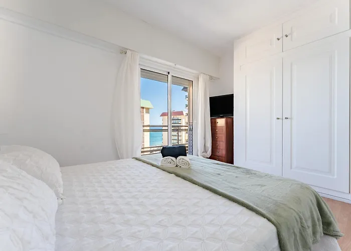 2 Bed 1 Bath Very Bright * فوينخيرولا