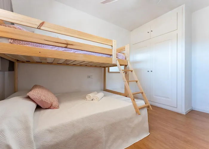 2 Bed 1 Bath Very Bright *