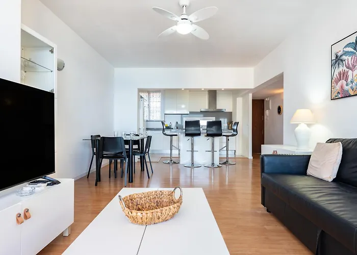 2 Bed 1 Bath Very Bright شقة *