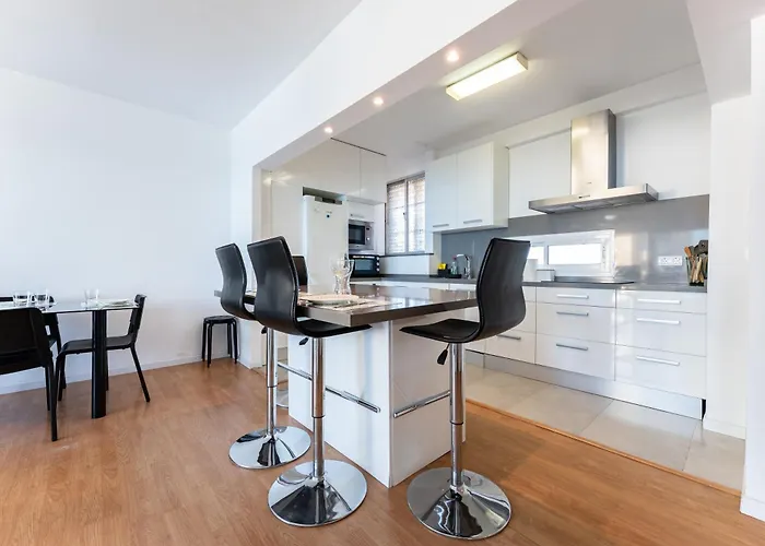 شقة 2 Bed 1 Bath Very Bright *