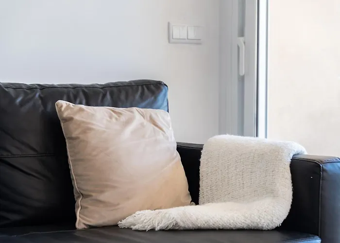 2 Bed 1 Bath Very Bright شقة فوينخيرولا