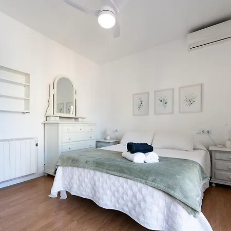 Apartment 2 Bed 1 Bath Very Bright *