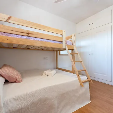 2 Bed 1 Bath Very Bright *