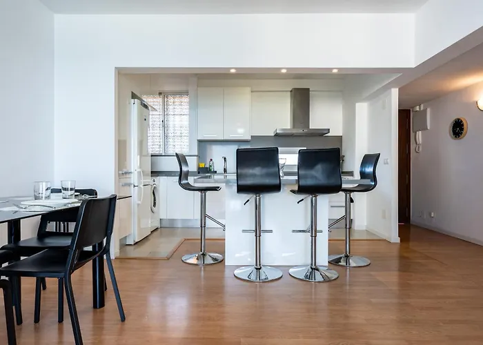 2 Bed 1 Bath Very Bright * フエンヒロラ