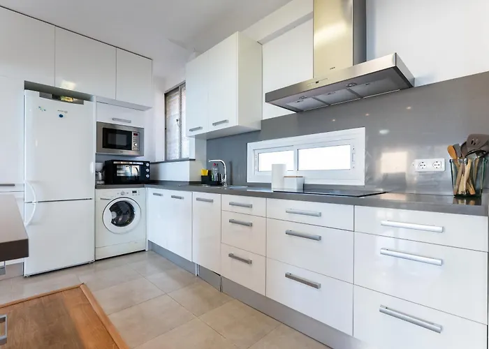 2 Bed 1 Bath Very Bright *