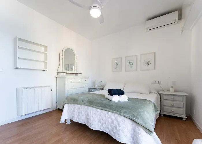 2 Bed 1 Bath Very Bright *