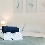 2 Bed 1 Bath Very Bright Apartamento *