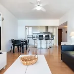 2 Bed 1 Bath Very Bright Apartamento *