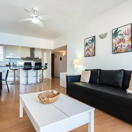 2 Bed 1 Bath Very Bright Apartamento