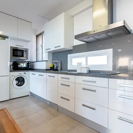 2 Bed 1 Bath Very Bright
